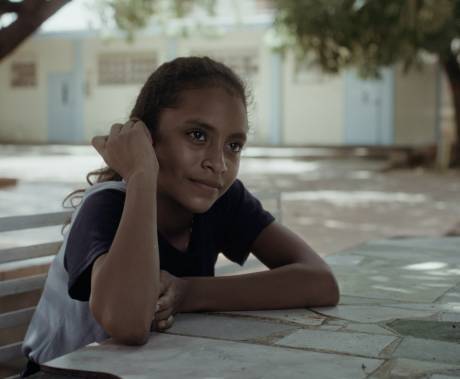 dívka sedící u stolu