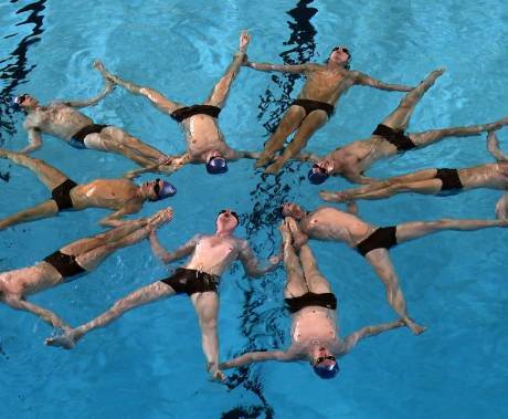 skupina mužských akvabel v bazénu v hvězdicové formaci