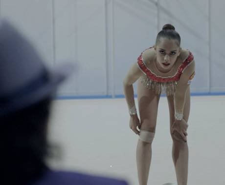 krasobruslařka vydýchává po výkonu