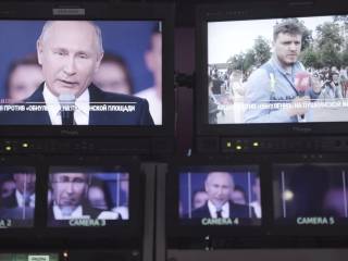 kamerové záběry muže a reportéra