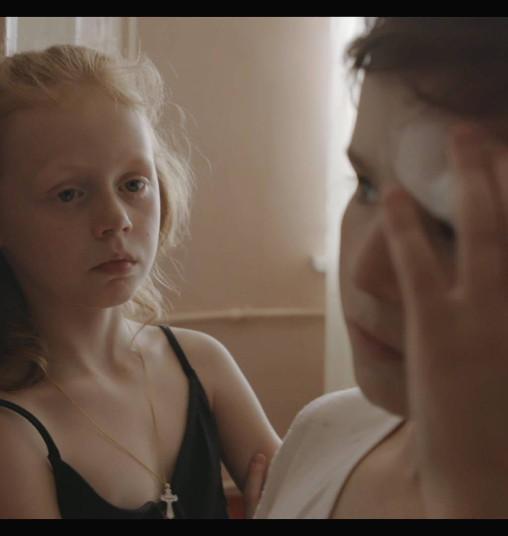 dívka hledící na druhou