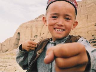 malý chlapec se usmívá do kamery