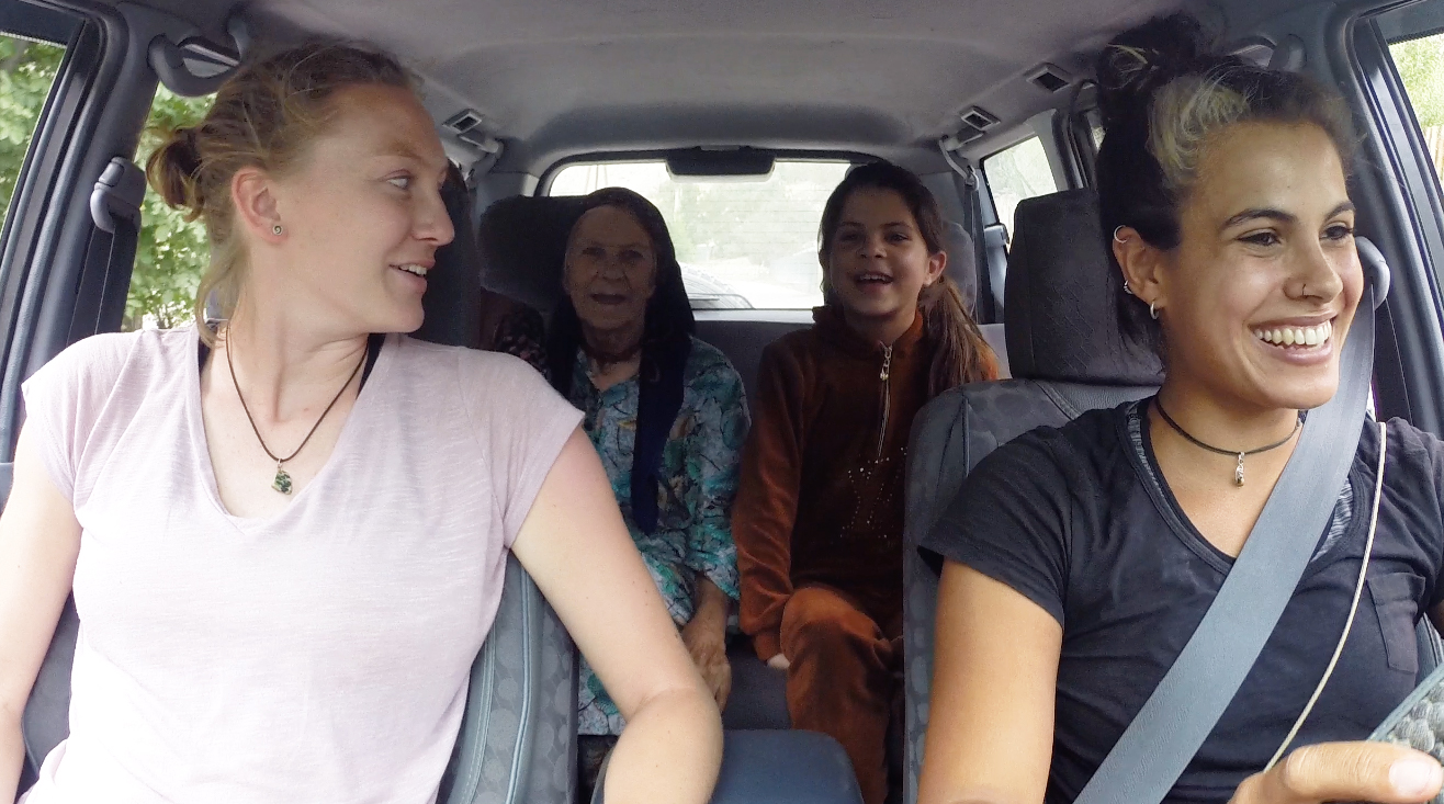 čtyři ženy různých generací sedí v autě