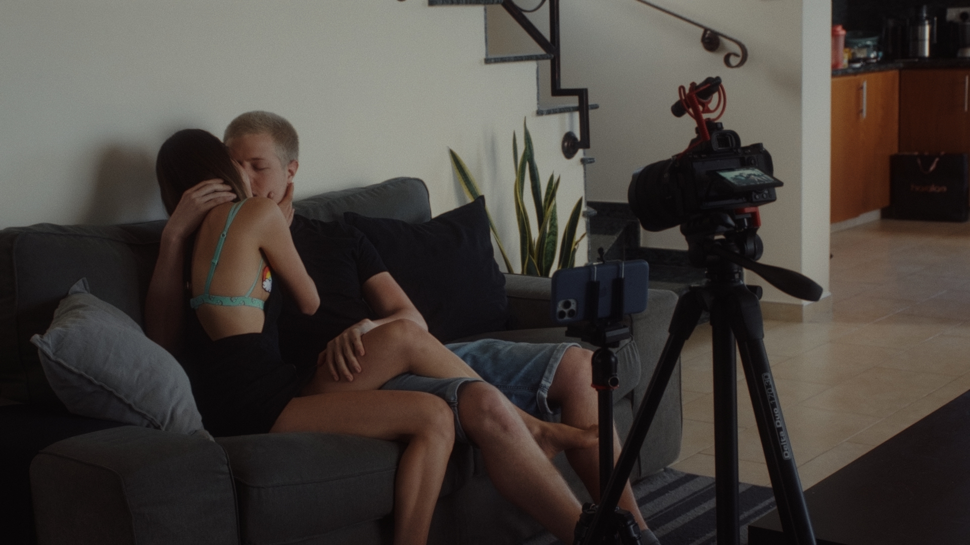 muž a žena sedí na gauči před kamerou