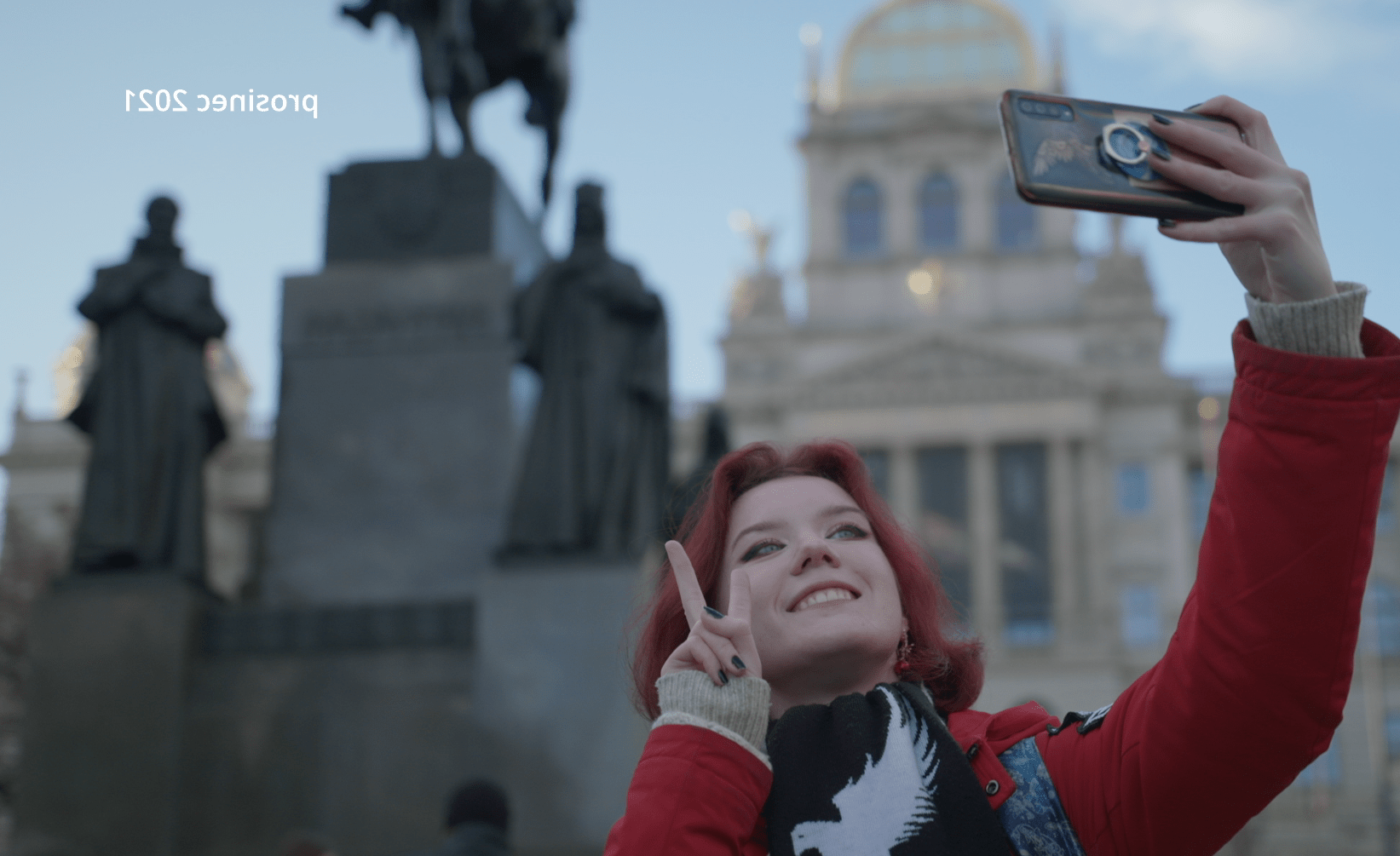 dívka se fotí na václavském náměstí